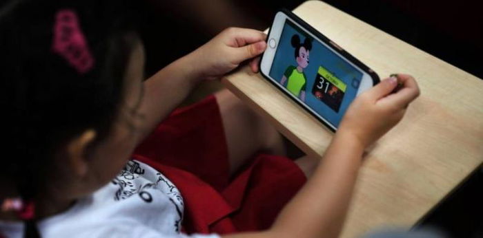 Parents hire no-screen time nannies for their children