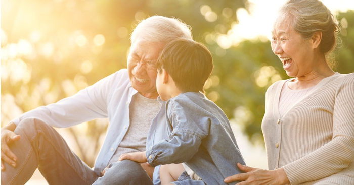 The Advantages and Disadvantages of Raising a Child Without Grandparents