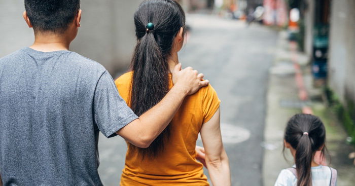 Single Mum Hires Man to Be Young Daughter's Fake Dad "Indefinitely"