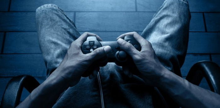 Man hits pregnant partner while live-streaming himself playing games