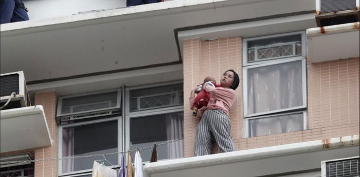 Woman with baby threatens to jump off 40th floor window ledge