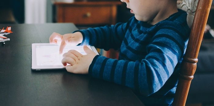 Smartphones and Tablets Can Affect Mental Health In Children As Young as Two