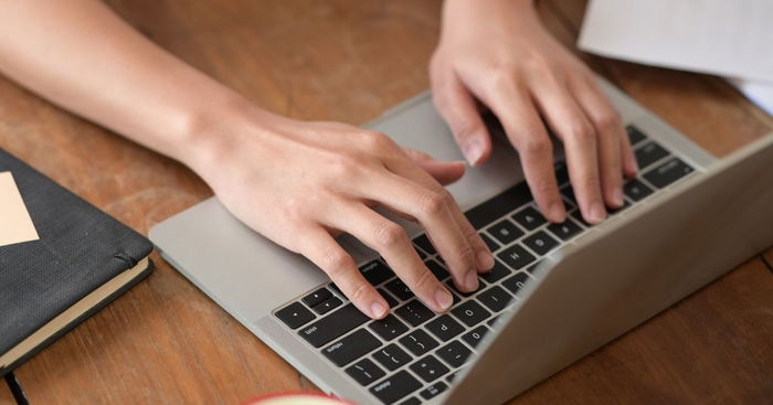 Teacher's Experiment Shows How Dirty Hands Are After Touching Your Laptop