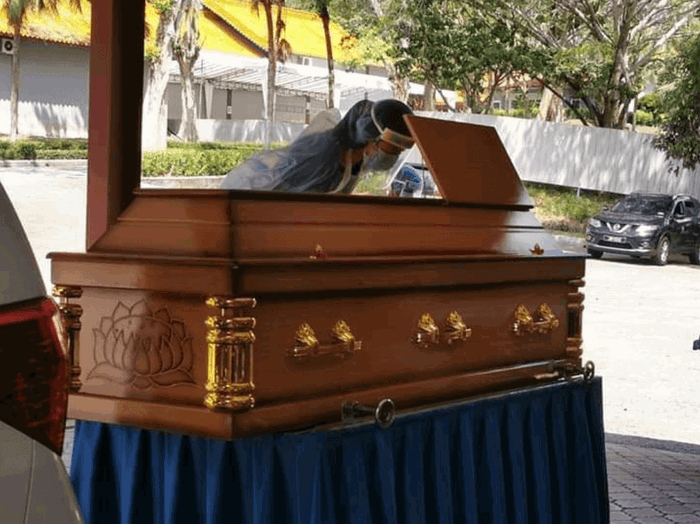 Woman Allowed to Return to Johor To Say Final Goodbye to Mum...In PPE