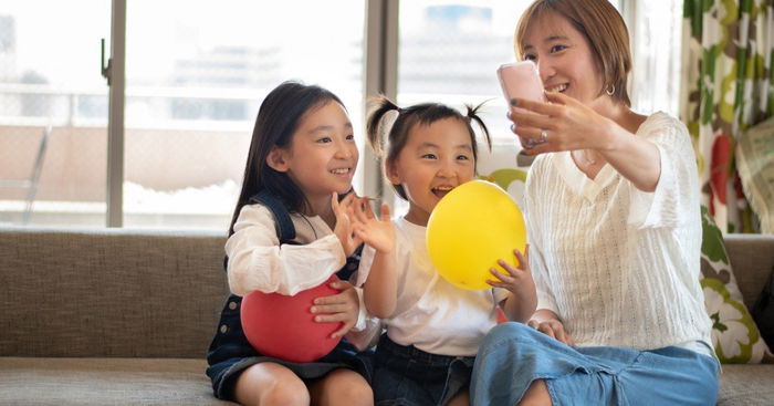 7 Social Distancing Activities for Kids, Including How to Set Up Virtual Playdates