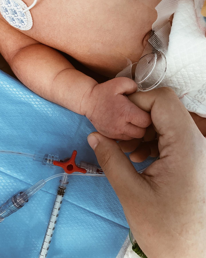 Mum Who Gave Birth To Baby Without Heartbeat Finally Carries Her After 8 Days
