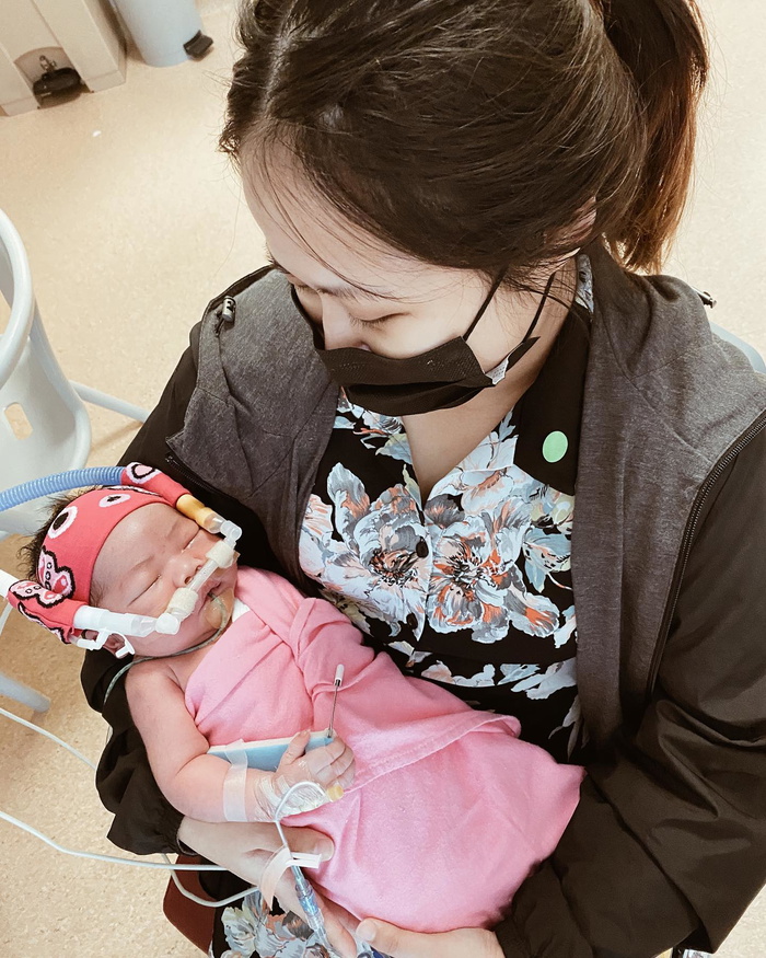 Mum Who Gave Birth To Baby Without Heartbeat Finally Carries Her After 8 Days
