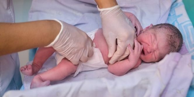 How To Put On A Diaper Correctly? This Mum Does WIth Gloves &amp; A Mask