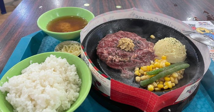 Pregnant Woman With No Cash Thanks VivoCity Kopitiam Manager For Tapping His Own Card To Buy Her Food