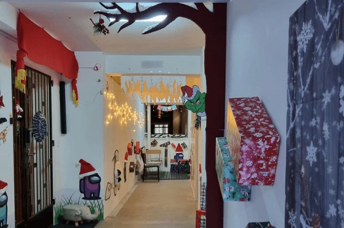 christmas hallway decorations