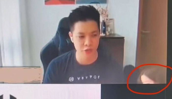 Singapore’s ‘BBC Dad’? Wife Crawling in Background of Husband’s Video Call Has Netizens (And Her) In Tears