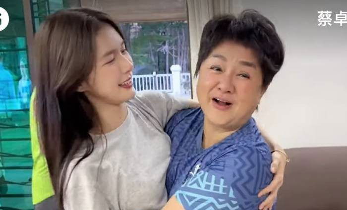 ‘I Didn’t See My Mum for 4 Years’: Joey Chua Returns to JB With Boyfriend Darren Wang to Surprise Parents