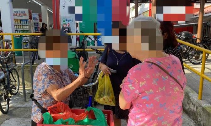 To Make Extra Income, Granny Resorts To Selling Chicken on the Streets