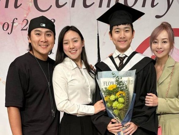 5566’s Zax Wang and Wife Ji Qin Attend Son’s Graduation, Netizens Say Family ‘Looks Like Siblings’
