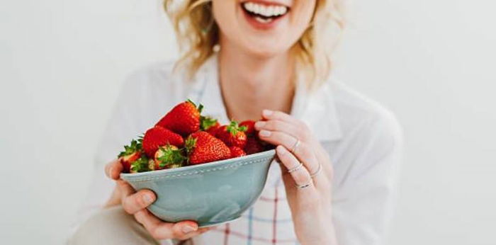 Behind the sour taste, here are 15 benefits of strawberries for breastfeeding mothers