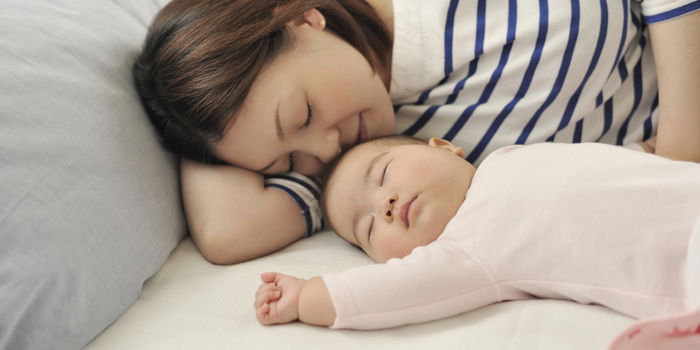 Cho con bú nằm - Nên hay không nên và một số lưu ý cho mẹ