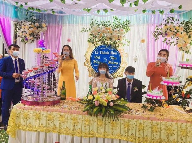 Mùa dịch Corona: Cả đám cưới đeo khẩu trang kín mặt