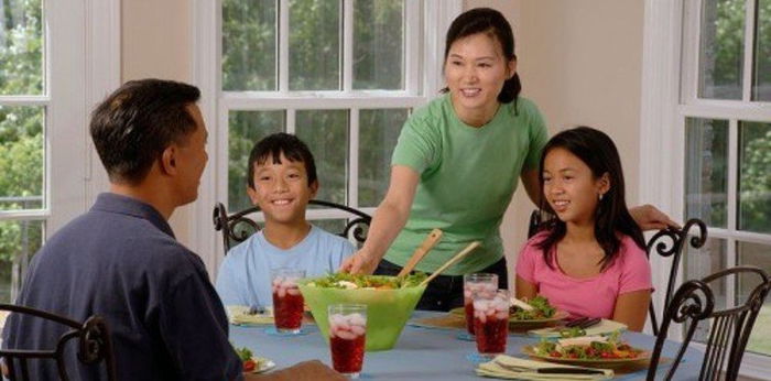 Makan Bersama Sebagai Satu Keluarga