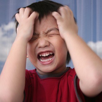 Cara Mengasuh Anak, Disiplin atau Memanjakan?