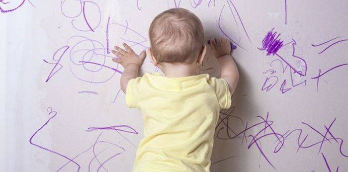 Coretan Batita di Dinding Rumah