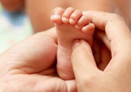 Jangan Sembarangan! Ketahui Cara, Tips, dan Manfaat Pijat Bayi