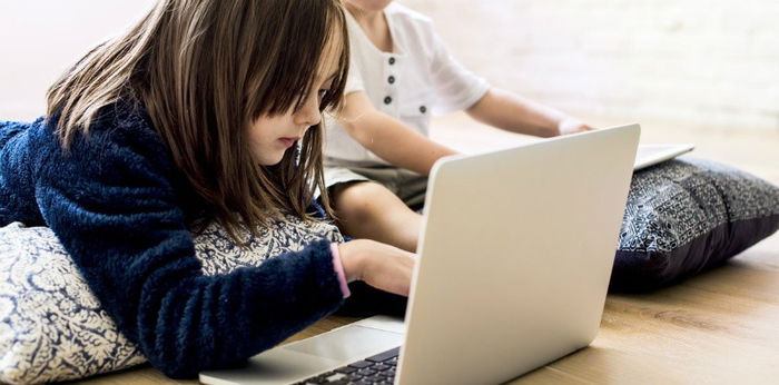 Pastikan anak terbebas dari kejahatan di dunia maya, ini 3 trik yang bisa Parents praktikkan!