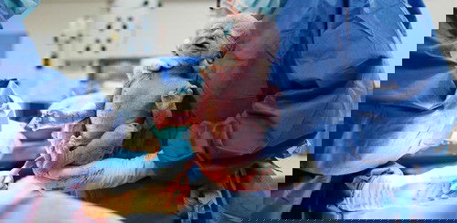 Operasi caesar lebih aman dari melahirkan normal? Simak dulu risikonya!