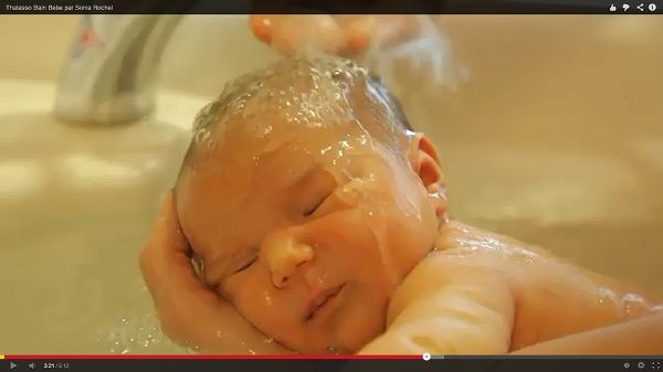 Jangan Meniru Cara Memandikan Bayi Yang Dilakukan oleh Spa Ini
