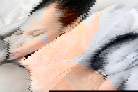 Anak susah tidur nyenyak saat menginap atau liburan? Lakukan 6 cara ini