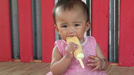 ekspresi bayi makan es krim pertama kali