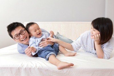Si kecil pandai melucu, dari siapakah dia mulai mengenal humor?