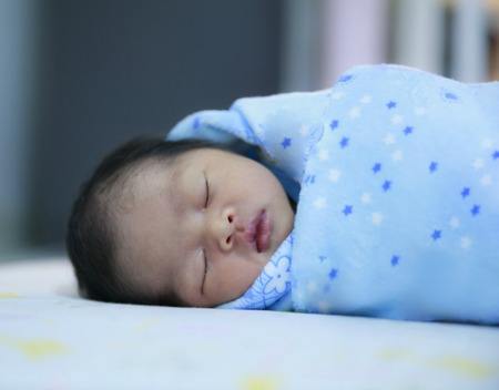 Selain menghangatkan, ini manfaat lain membedong bayi yang perlu Parents tahu