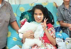 Kisah Mengharukan Gadis Cantik Penderita Kanker Lidah