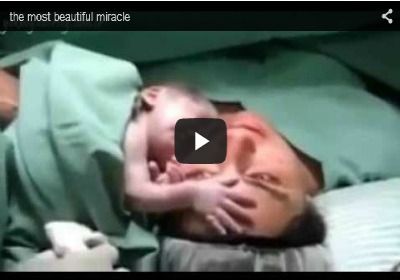 Bayi baru lahir tak mau lepas dari wajah ibunya