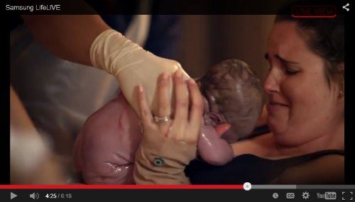 Ayah Menyaksikan Kelahiran Anaknya dari Jarak 4000 Km