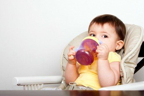 Kapan Sebaiknya Mengajari Bayi Minum Dari Gelas?