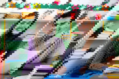 10 Hal Terlarang Ketika Bertemu dengan Guru Anak Anda