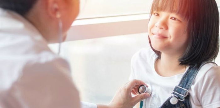 Ini 7 tips dan pertimbangan dalam memilih dokter anak yang tepat