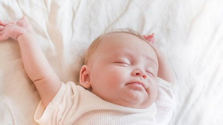 bayi tertawa bayi-bisa-mengangkat-kepalanya-sendiri lucu