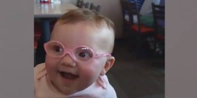 Bayi 11 Bulan Pertama Kali Melihat Orangtuanya dengan Jelas