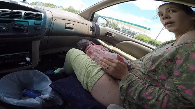 Viral! Video Ibu Melahirkan dalam Mobil yang Sedang Melaju, Sikap Suami Mengejutkan