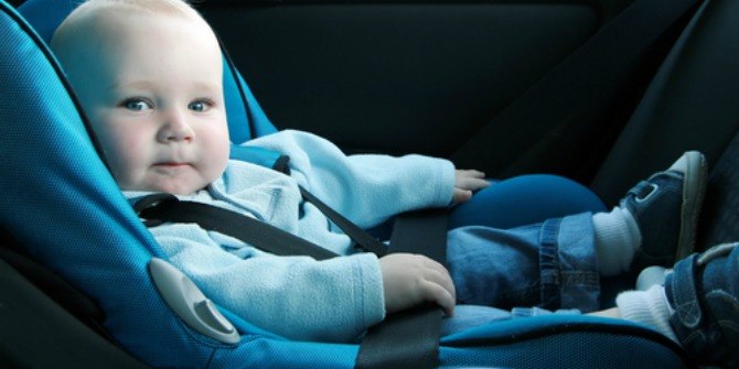 Amankah Memasukkan Bayi yang Dibedong ke Dalam Car Seat?