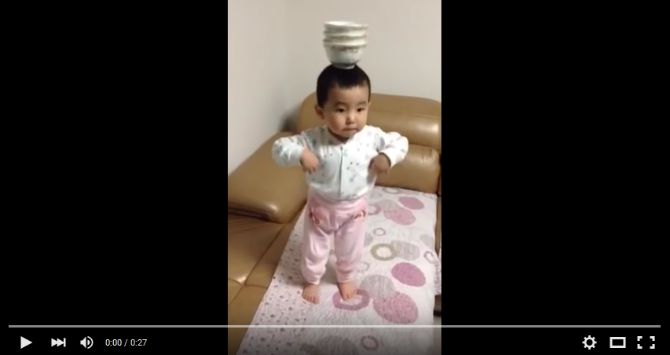 Video Balita Menari Dengan Mangkuk di Kepalanya