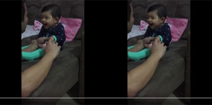 Bayi Imut Pura-pura Takut Saat Ayah Memotong Kukunya