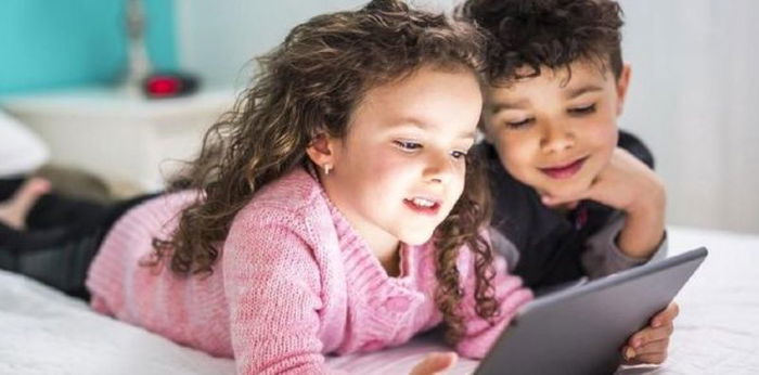 5 Tips Agar Kakak dan Adik Tidak Bertengkar karena Rebutan Gadget
