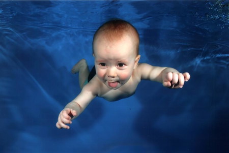 bayi berenang Aksi Bayi Menggemaskan Tengah Berenang Santai