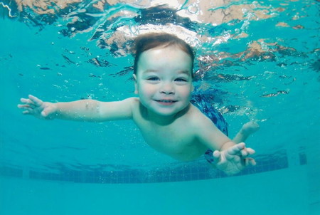 bayi berenang ini Bayi Berenang Seperti Atlet Profesional
