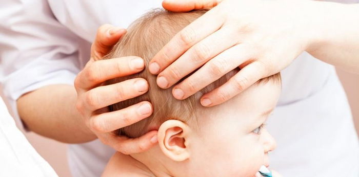 Seorang ibu mengusap kepala bayinya, reaksi sang bayi sangat mengejutkan