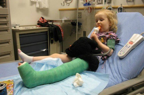 Melompat Rendah di Trampolin Tetap Bisa Bikin Kaki Anak Patah