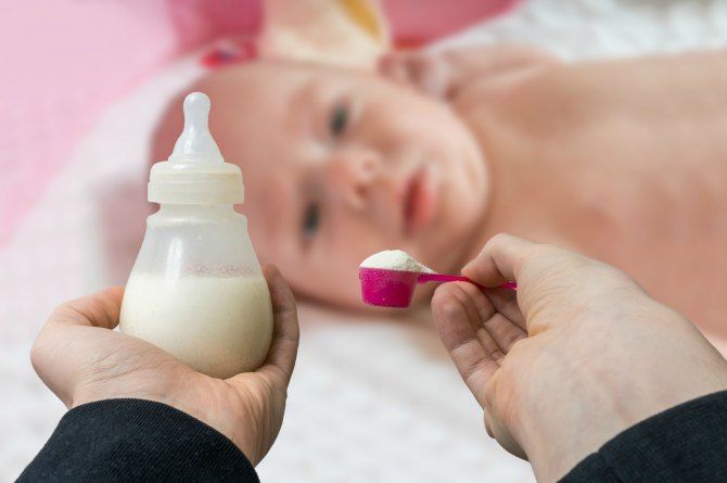 Tak Sengaja, Bayi 6 Minggu Minum Susu Formula yang Tercampur Vodka